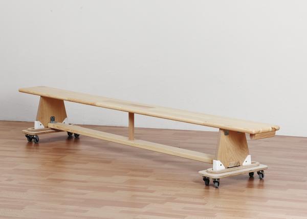 Langer Holz-Balancebalken auf Rollen für Gymnastik und Bewegungstraining.