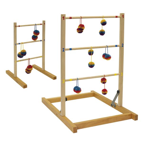 Holz-Ladder-Golf-Spiel mit bunten Wurfbolzen auf weißem Hintergrund.