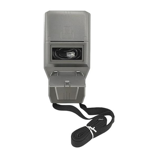 Rückansicht des grauen Thermodruckers Digi DT5100P mit geöffneter Anschlussabdeckung. Sichtbar ist das Anschlussfach mit eingestecktem Verbindungskabel sowie die Handschlaufe.