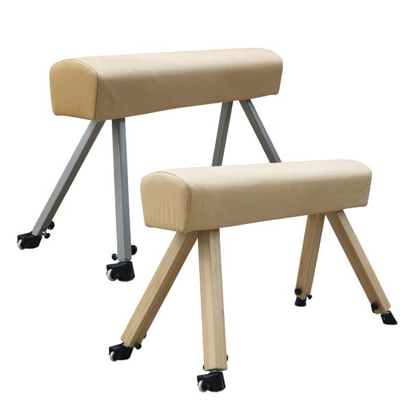 Beige Turnbock mit Metallgestell und Rollen für Gymnastik und Training.