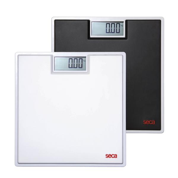 Weiß und schwarze digitale Personenwaagen mit LCD-Anzeige und Markenlogo "seca".