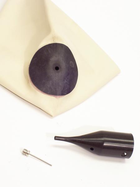 Ersatzblase für SUPER Ball mit Einführhilfe und Nadel auf weißem Hintergrund.