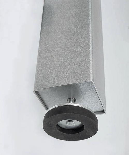 Detail eines Tischkicker-Beins aus Metall mit verstellbarem Standfuß.