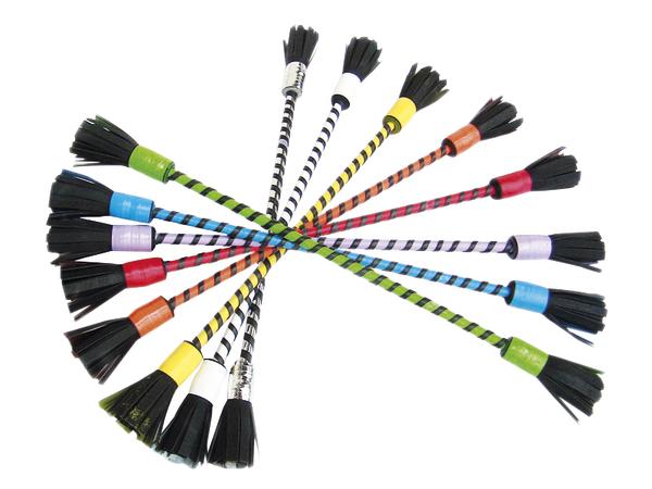Dekorierter Holzstab zum Jonglieren umwickelt mit spezieller Gummispirale und schwarzen Gummibüscheln an den Enden
