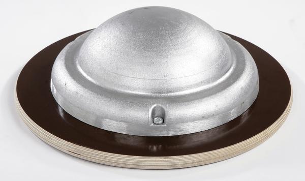 Runde Dachhaube aus Metall mit Holzplatte zur Befestigung, isoliert und wetterfest.