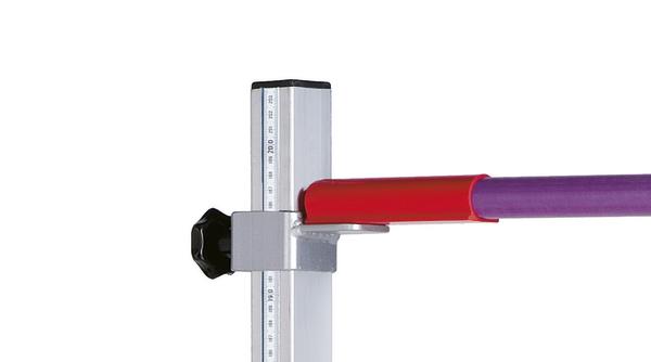 Hochsprunglatte mit Halterung an verstellbarem Metallpfosten vor weißem Hintergrund.