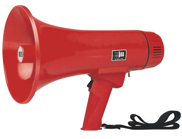 Rotes Megafon mit Tragegurt auf weißem Hintergrund, Handmikrofon für Lautsprecherdurchsagen.