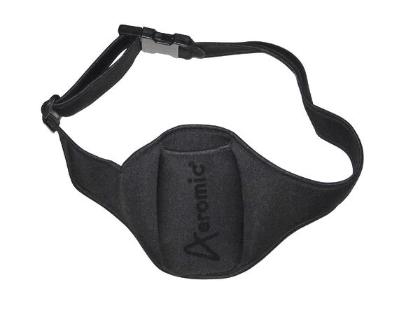 Schwarzer verstellbarer Nackenstützgurt mit Polsterung und Verschluss für Komfort.