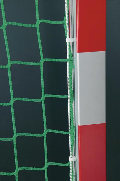 Nahaufnahme eines grünen Handballtors mit rot-weiß gestreiftem Pfosten und Netz.
