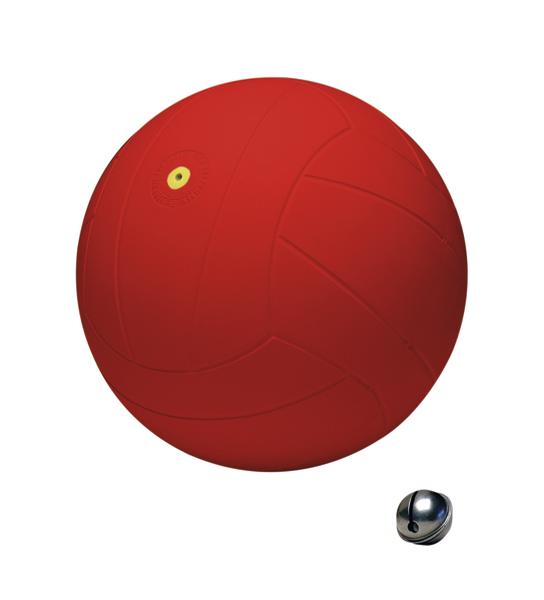 Roter Volleyball neben einer kleinen silbernen Kugel auf weißem Hintergrund.