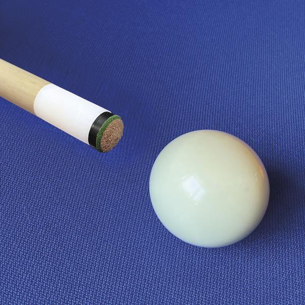 Billard Queue Spitze auf blauem Tuch neben weißer Spielkugel im Einsatz.