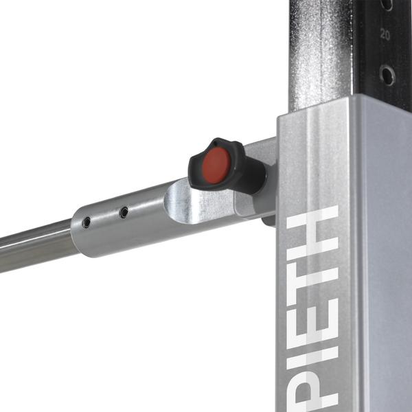 Verstellbarer Metallgriff mit rotem Knopf an Fitnessgerät von Dieth.