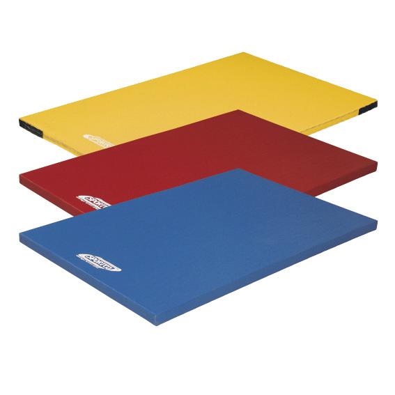 Drei farbige Gymnastikmatten in Blau, Rot und Gelb, übereinander liegend.