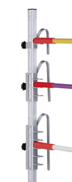 Höhenverstellbare Stange mit bunten Hürdenstangen für Leichtathletik-Training.