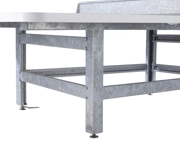 Industrieller Metalltisch mit verstellbaren Füßen und stabiler Stahlrahmenkonstruktion.