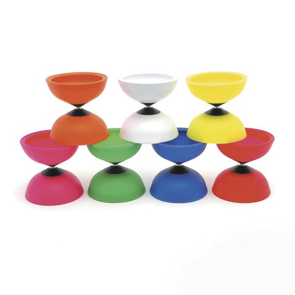 Bunte Diabolos in verschiedenen Farben, gestapelt auf weißem Hintergrund.