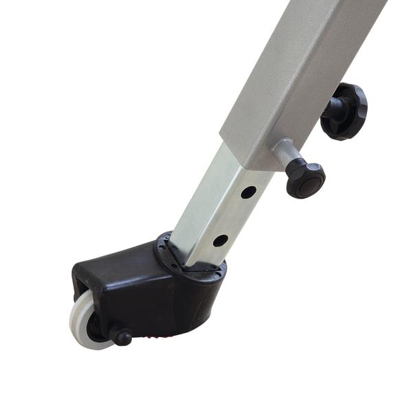 Verstellbares Metallgestell mit Rollen und Fixierknöpfen für einfache Mobilität und Stabilität.