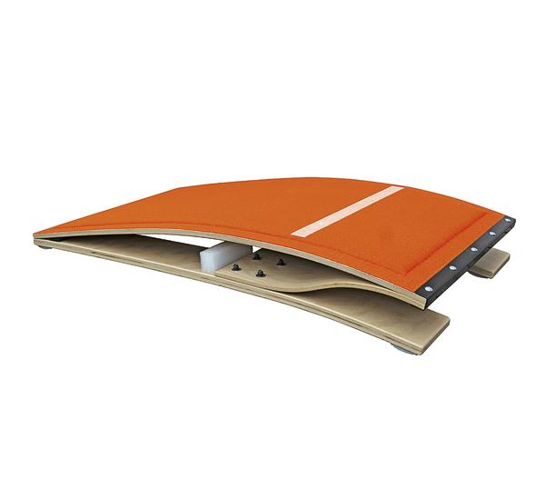 Balance Board mit oranger rutschfester Oberfläche und gebogenem Holzrahmen für Gleichgewichtstraining.