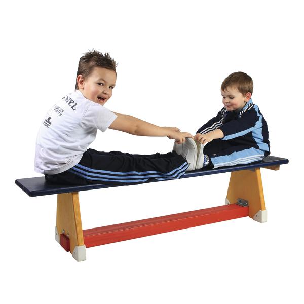 Zwei Jungen sitzen auf einer Turnbank und halten sich an den Füßen beim Dehnen.