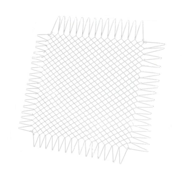 Weißes Kunststoffnetz mit quadratischem Muster und verstärkten Rändern, isoliert auf weißem Hintergrund.