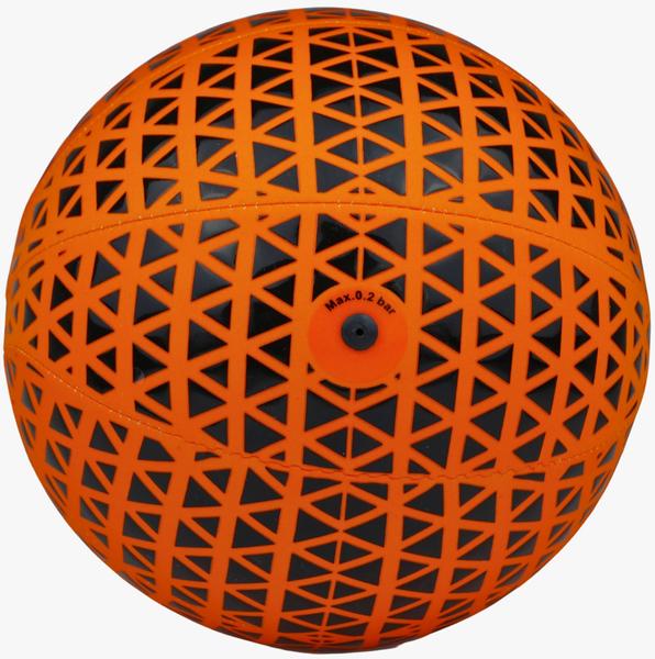 Ball in kräftigem Orange mit schwarzem Gittermuster und Ventil.