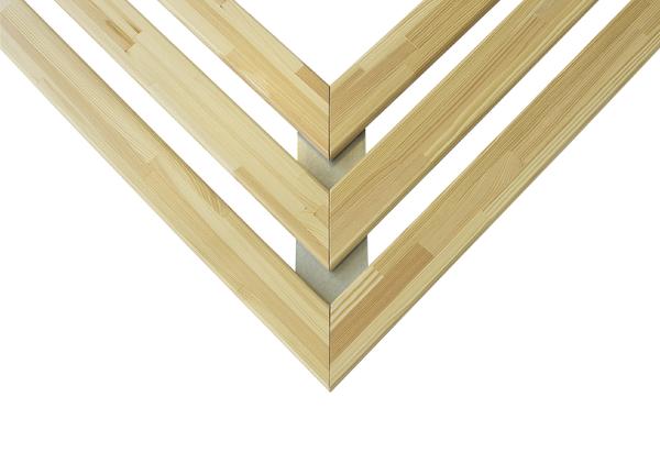 Drei Holzleisten zeigen eine Gehrungsschnitt bei Holzbänken.