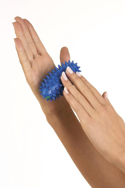 Hände massieren mit blauem Noppenmassagegerät zur Hand- und Muskelentspannung.