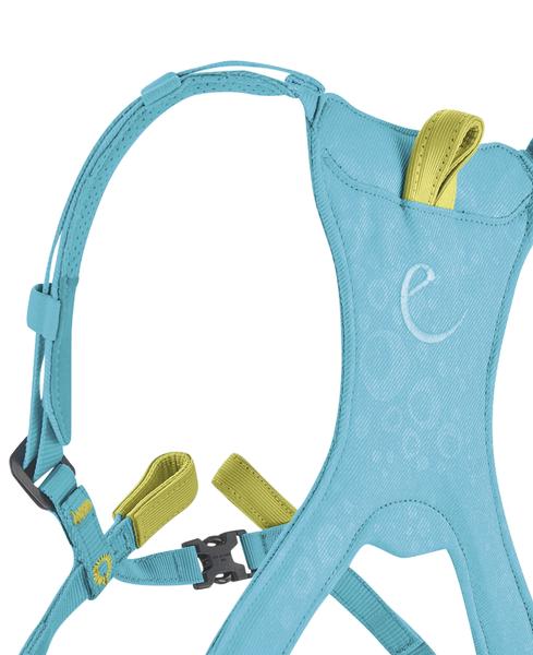 Blauer Klettergurt mit gelben Schlaufen und verstellbaren Gurten, isoliert auf weißem Hintergrund.