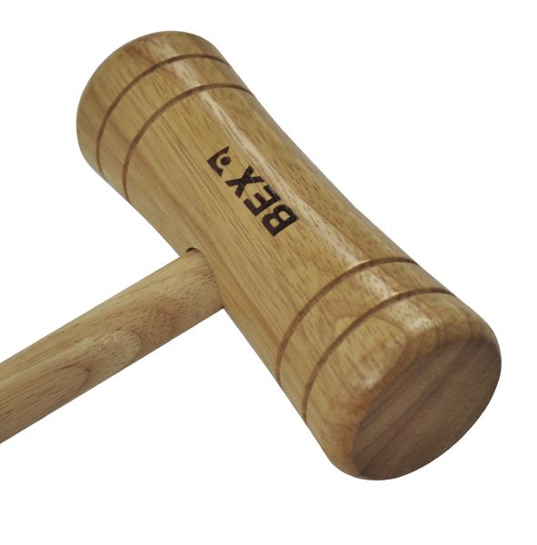 Holzschlägerkopf eines Krocket-Spiels mit BEX-Logo.