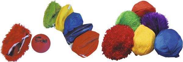 Verschiedene bunte Jonglierbälle und Tücher auf weißem Hintergrund.