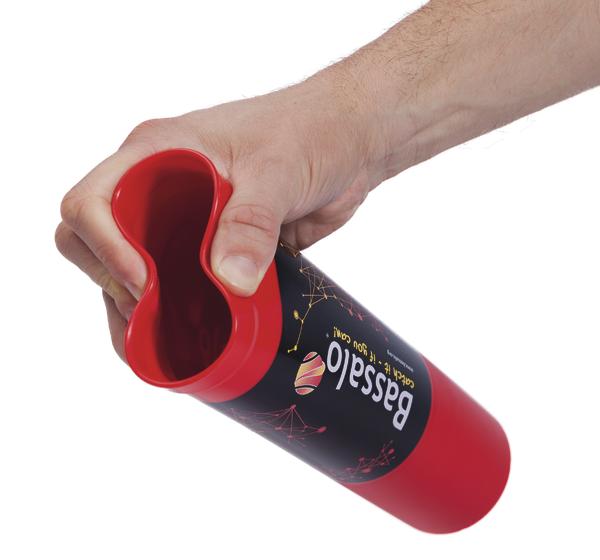 Hand hält roten, ergonomisch geformten Trinkbecher mit schwarzem Bassalo-Logo, weißem Hintergrund.