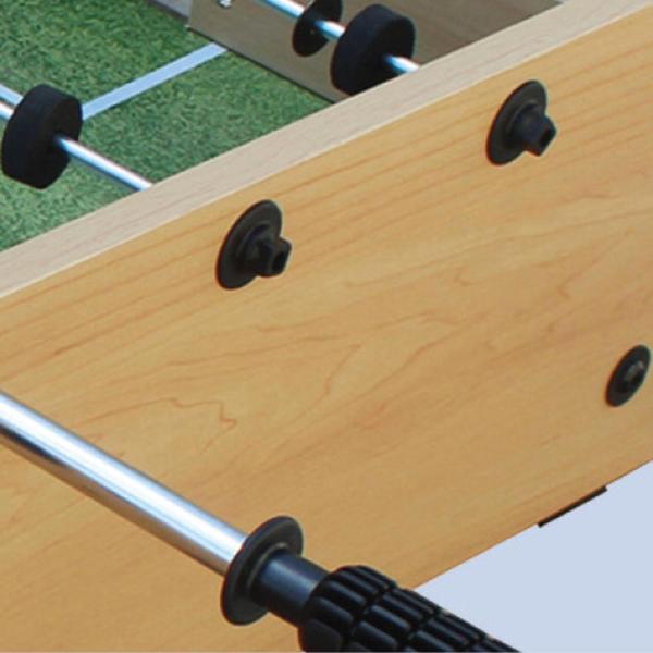 Detailansicht eines Tischkickers mit Holzgehäuse, Metallstangen und schwarzen Griffen.