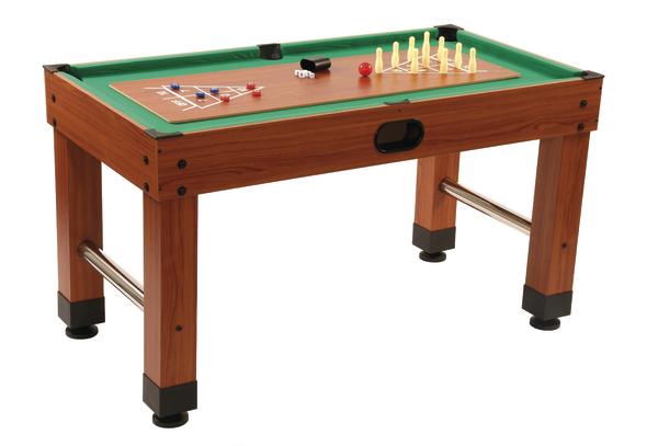 Multifunktionaler Spieltisch mit grünem Spielfeld, Bowlingkegeln und Billardzubehör aus Holz.