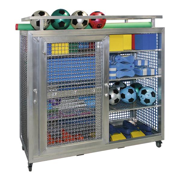 Metall-Sportgerätewagen mit Bällen, Matten und Trainingszubehör auf Rollen, organisiert und sicher.
