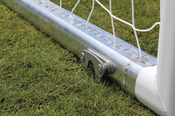 Fußballtorrahmen aus Metall mit Netzbefestigung auf grünem Rasen.