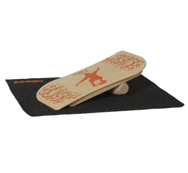 Balance Board aus Holz mit rutschfester Matte und Skateboard-Design für Gleichgewichtstraining.
