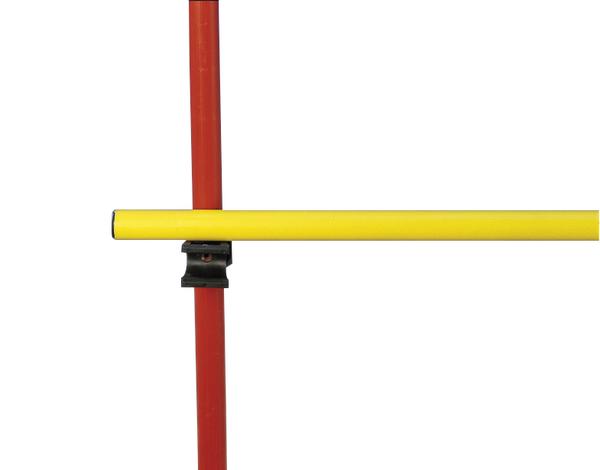 Roter Stab mit gelbem Querstab als Hindernis für Sport oder Training auf weißem Hintergrund.