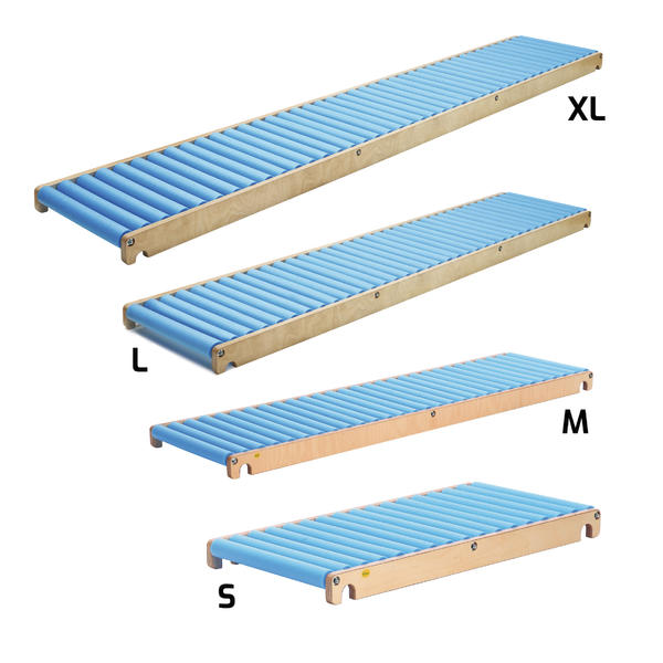 Verschiedene Größen von blauen Rollenbahnen mit Holzrahmen, beschriftet mit XL, L, M und S.