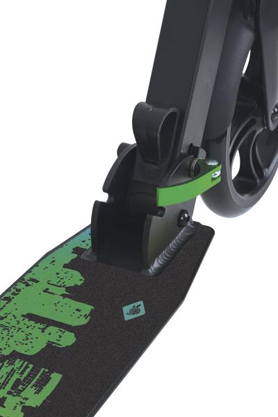 Nahaufnahme eines schwarzen und grünen Tretbretts mit Vorderrad eines E-Scooters auf weißem Hintergrund.