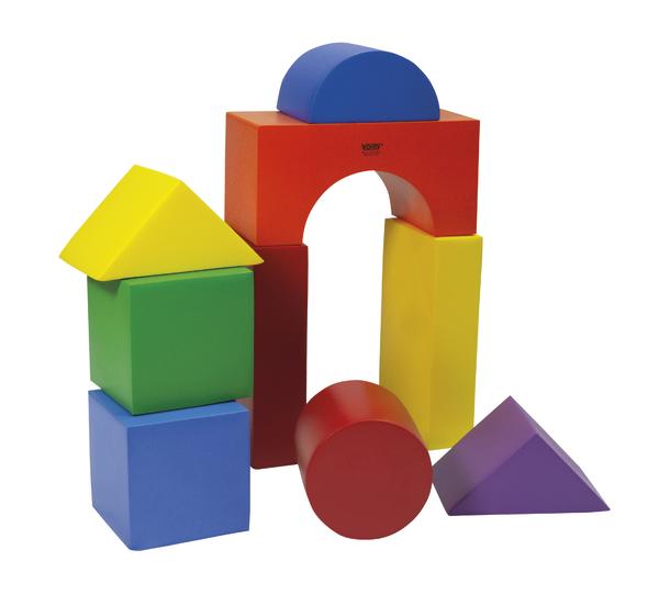 Bunte Großbaukasten in verschiedenen Formen, zu einer kleinen Struktur zusammengesetzt.