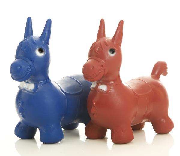 Blaues und rotes Hüpfpferd-Spielzeug aus Gummi mit Fliege, vor weißem Hintergrund.