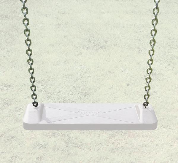 Weißer Kunststoff-Schaukelbrett mit Metallketten vor hellem Hintergrund.