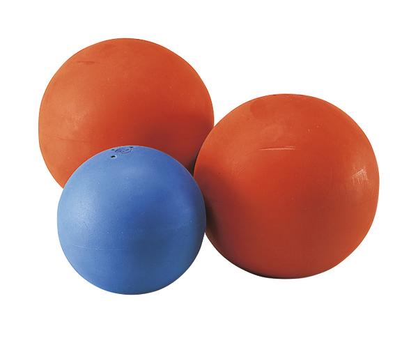 Drei Gummibälle in zwei verschiedenen Größen, zwei orange und ein blauer Ball.