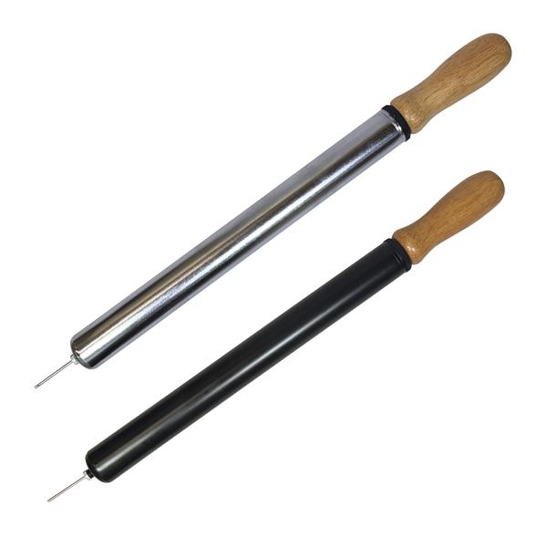 Zwei manuelle Luftpumpen mit Holzgriff, eine silberfarben, eine schwarz, auf weißem Hintergrund.