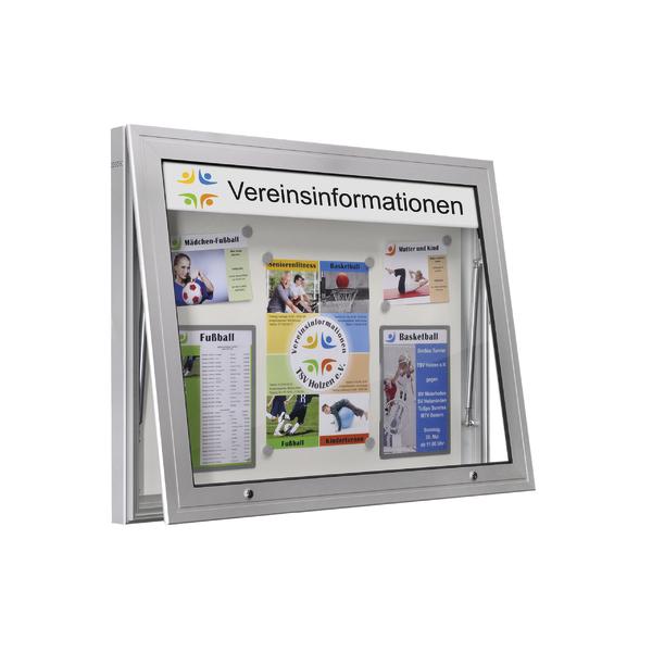 Vereinsinformationen in einem abschließbaren Schaukasten mit Sportangeboten wie Fußball und Basketball.