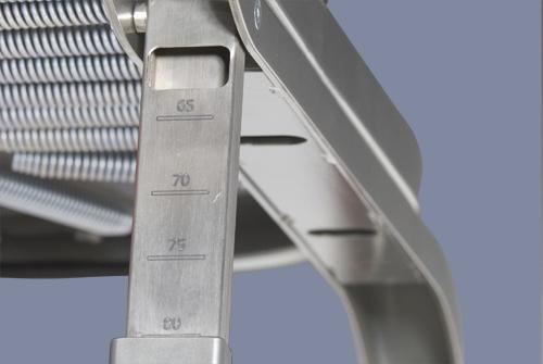 Detailansicht der höhenverstellbaren Metallhalterung eines Trampolins mit Skala.