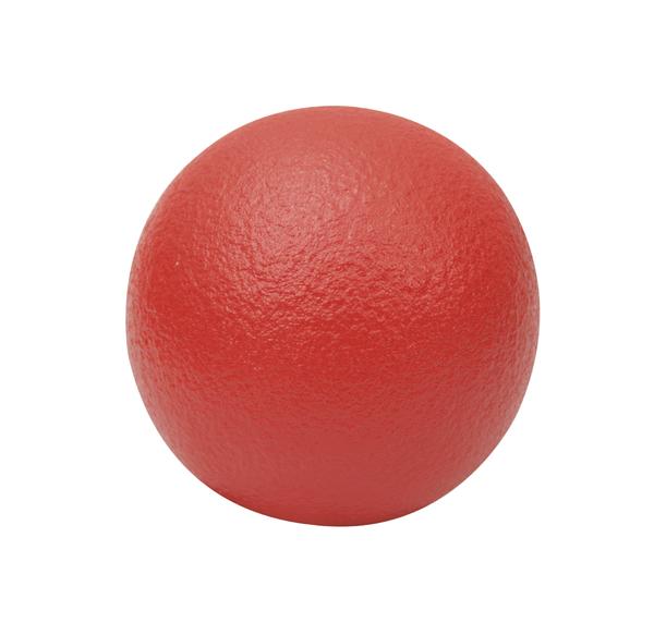 Roter Schaumstoffball mit strukturierter Oberfläche vor weißem Hintergrund.