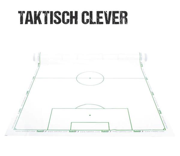 Taktisches Fußballfeld-Planungsboard mit Schriftzug "Taktisch Clever" für Spielstrategien.