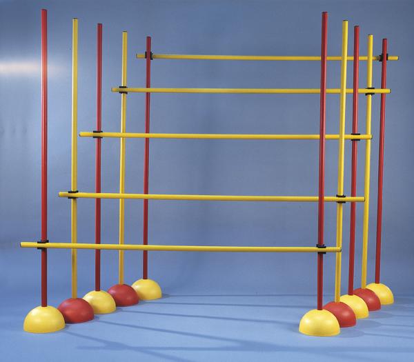 Hindernisparcours mit gelben und roten Stangen für Hundetraining oder Agility-Übungen.