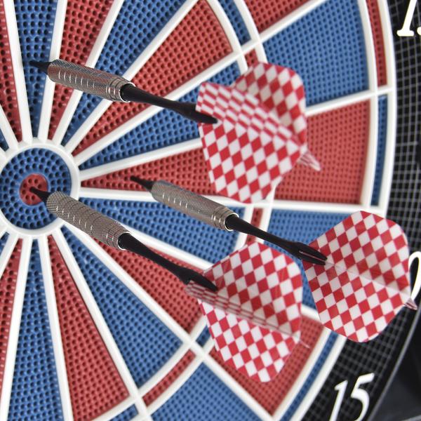 Dartscheibe mit drei Pfeilen, die nahe am Bullseye stecken, rot-weiß karierte Flights.